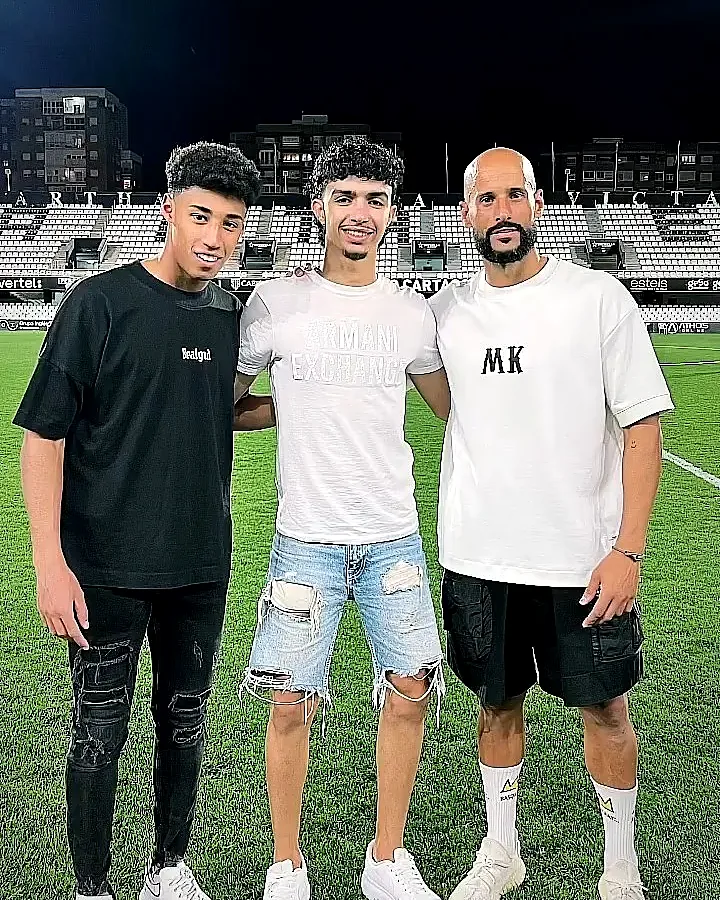 El equipo de MK en un campo de fútbol