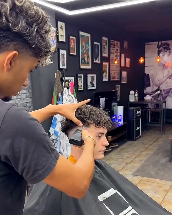 Barbero de MK cortando el pelo a un cliente